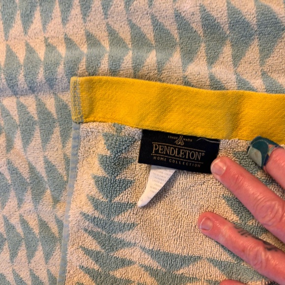 2 Pendleton Harding Jacquard Spa Towels - Picture 3 of 6